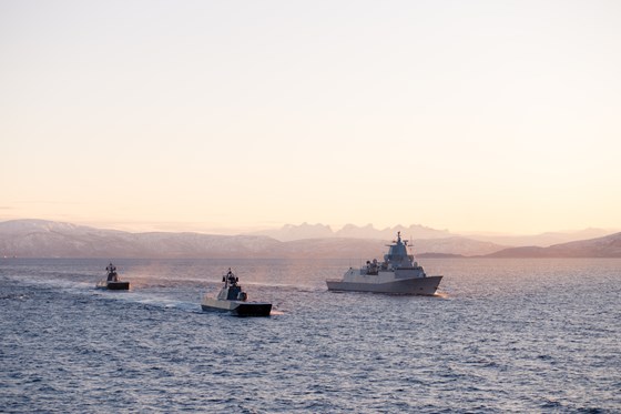 Bilde av flere militære fartøy i solnedgang