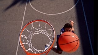 Ungdom som kaster basketball