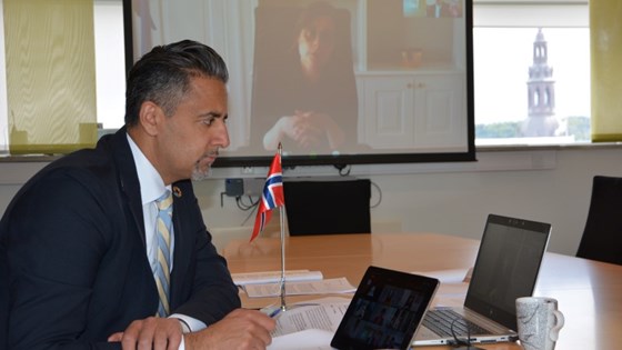 Kultur- og likestillingsminister Abid Q. Raja snakker med den islandske statsministeren Katrin Jakobsdottir på storskjerm.