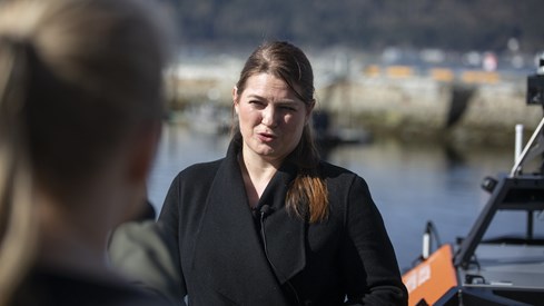 Næringsminister Cecilie Myrseth utendørs ved havet