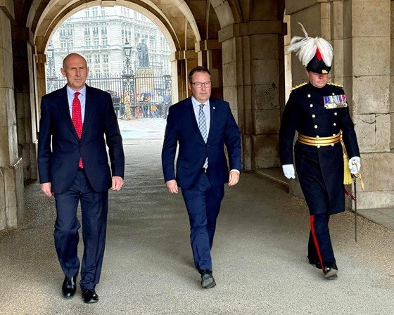 Forsvarsminister Bjørn Arild Gram (midten) besøkte tirsdag den britiske forsvarsministeren John Healey. 