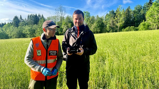 Landbruks- og matminister Geir Pollestad får prøve seg som dronepilot.