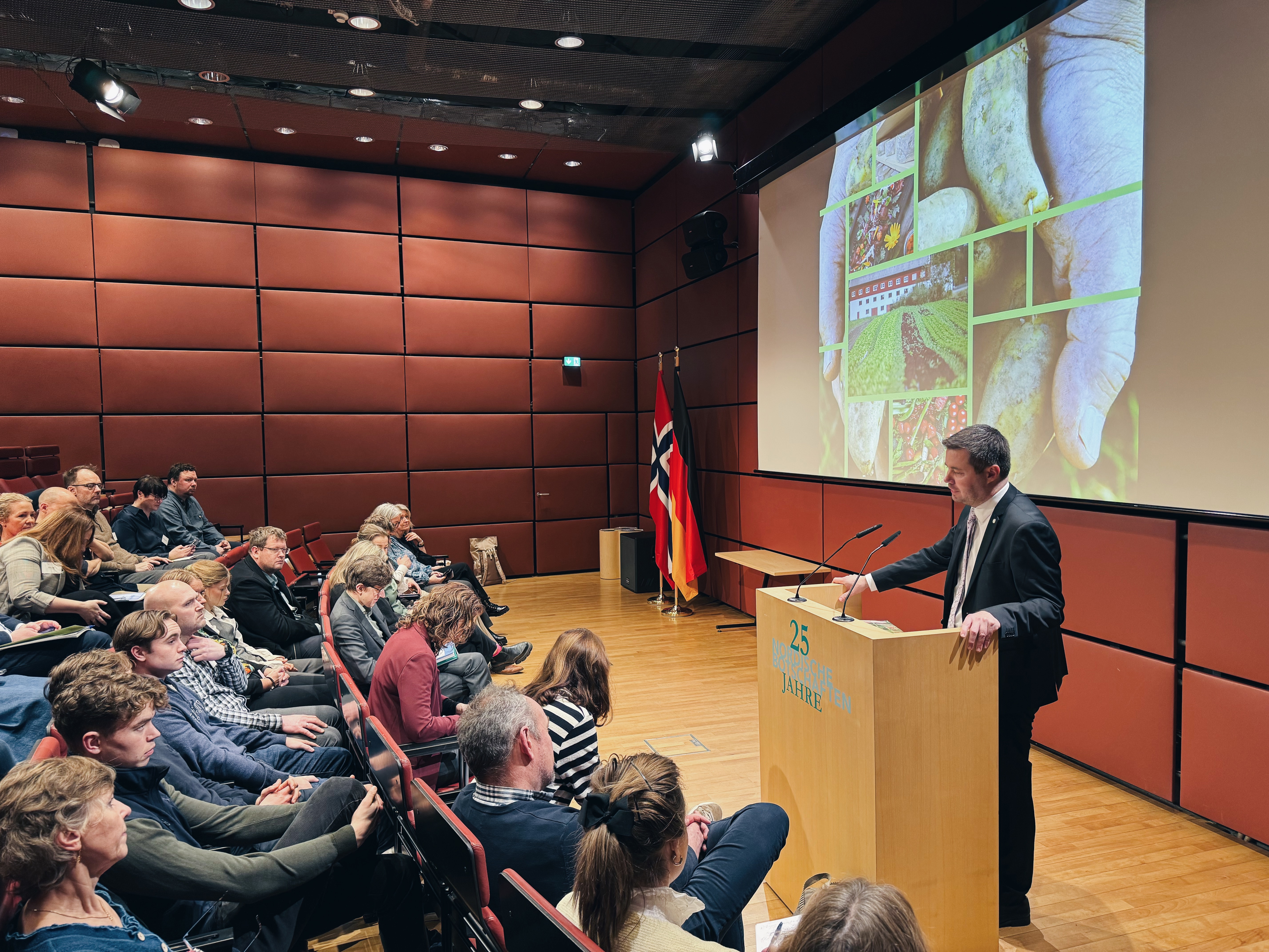 Landbruks- og matminister Geir Pollestad la i dag fram regjeringens «Oppskrift for mer lokal mat og -drikke» i tilknytning til Norges deltakelse på mat- og reiselivsmessen Grüne Woche 2025.