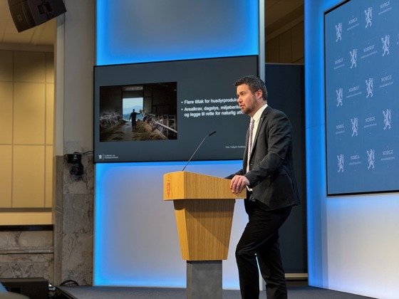 Landbruks- og matminister Geir Pollestad presenterer dyrevelferdsmeldingen.