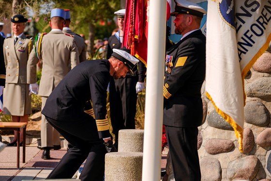 Kronprins Haakon legger ned krans på et minnemonument for D-dagen i Normandie.