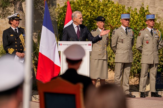 Statsminister Jonas Gahr Støre markerer D-dagen i Normandie