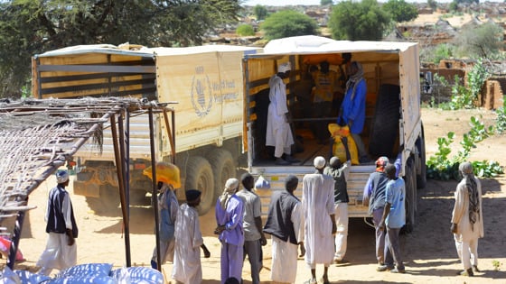 I Zamzamleiren i Darfur har hungersnød vært påvist siden august. På grunn av regntid, usikkerhet og vanskelig tilgang har det vært svært vanskelig å få nok nødhjelp til de sultrammede. Omtrent en halv million mennesker bort i leiren.