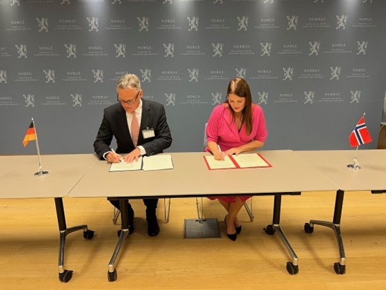 Næringsminister Cecilie Myrseth og Tysklands ambassadør til Norge, Detlef Wächter, signerer ny felleserklæring.