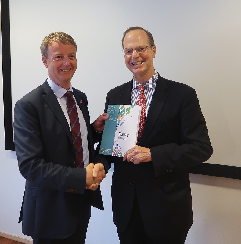 The IEA's Paul Simons (right) hands over the report to Norwegian Minister of Petroleum and Energy Terje Søviknes (left). (Photo:MPE).