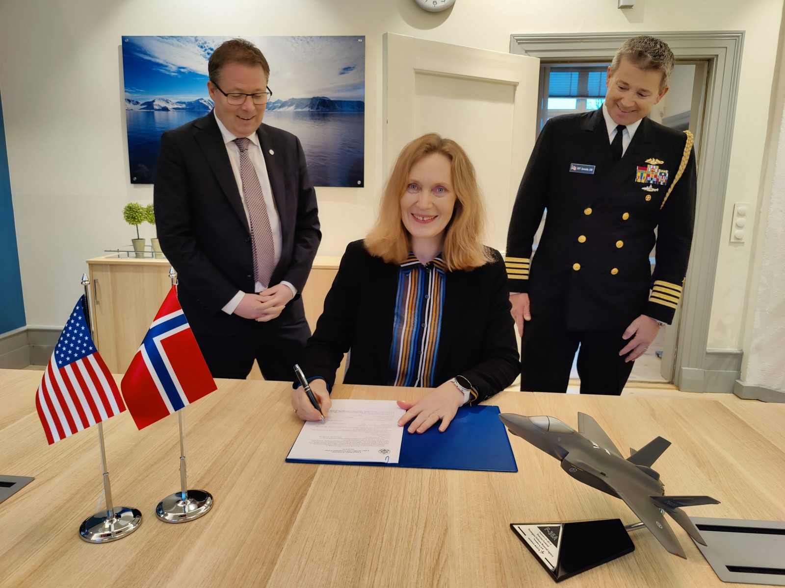 Signerte Rekordavtale For Missiler Til F-35 - Regjeringen.no