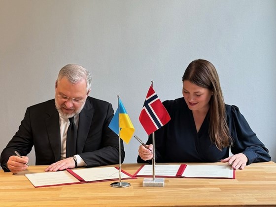 Næringsminister Cecilie Myrseth og Ukrainas energiminister Herman Halushchenko signerer ny samarbeidsavtale om energi.