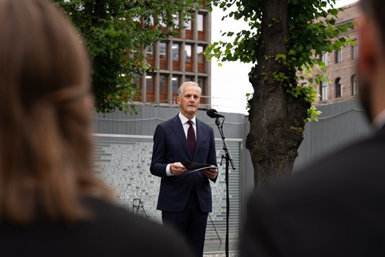 Statsminister Jonas Gahr Støre under minnemarkeringen for 22. juli