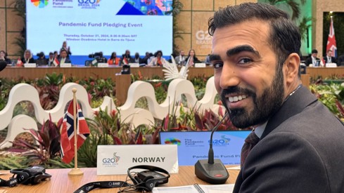 Bilde av statssekretær Usman Mushtaq sittende i salen under møtet i G20