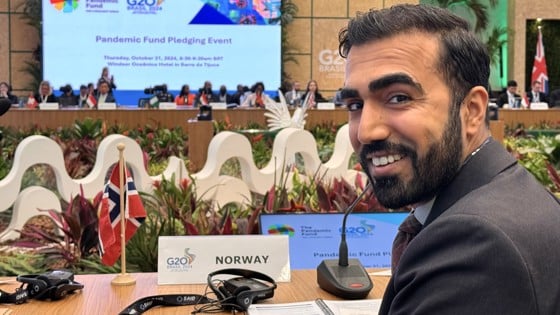 Bilde av statssekretær Usman Mushtaq sittende i salen under møtet i G20