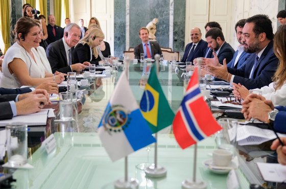 Cecilie Myrseth møter Claudio Castro, guvernør i Rio de Janeiro.