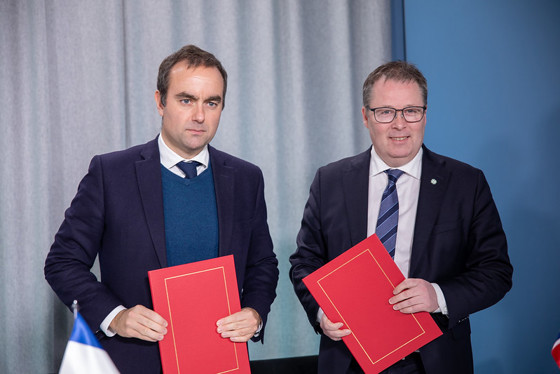 Frankrikes forsvarsminister Sébastien Lecornu og Norges forsvarsminister Bjørn Arild Gram (Sp) signerte en intensjonsavtale om et tettere forsvarssamarbeid