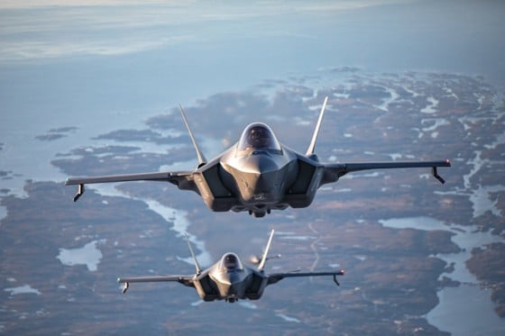 Nærbilde av to F-35 kampfly over Trøndelag