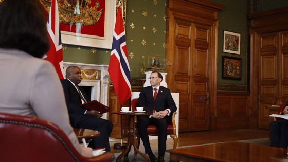 Bilde av utenriksminister Eide sittende sammen med britisk utenriksminister David Lammy