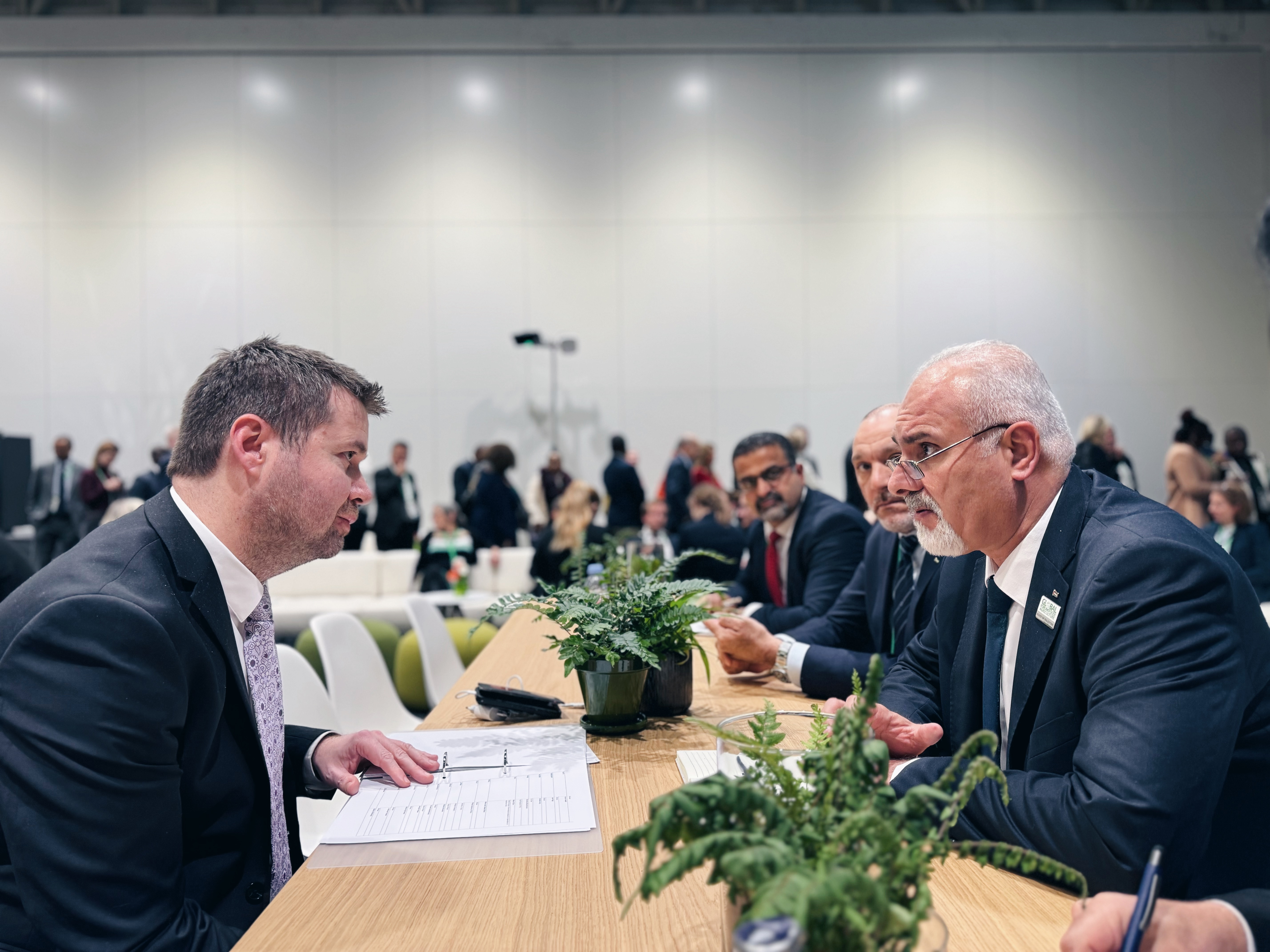 Landbruks- og matminister Geir Pollestad møter Palestinas landbruksminister Dr. Rezq Salimia under ministermøte i Berlin.