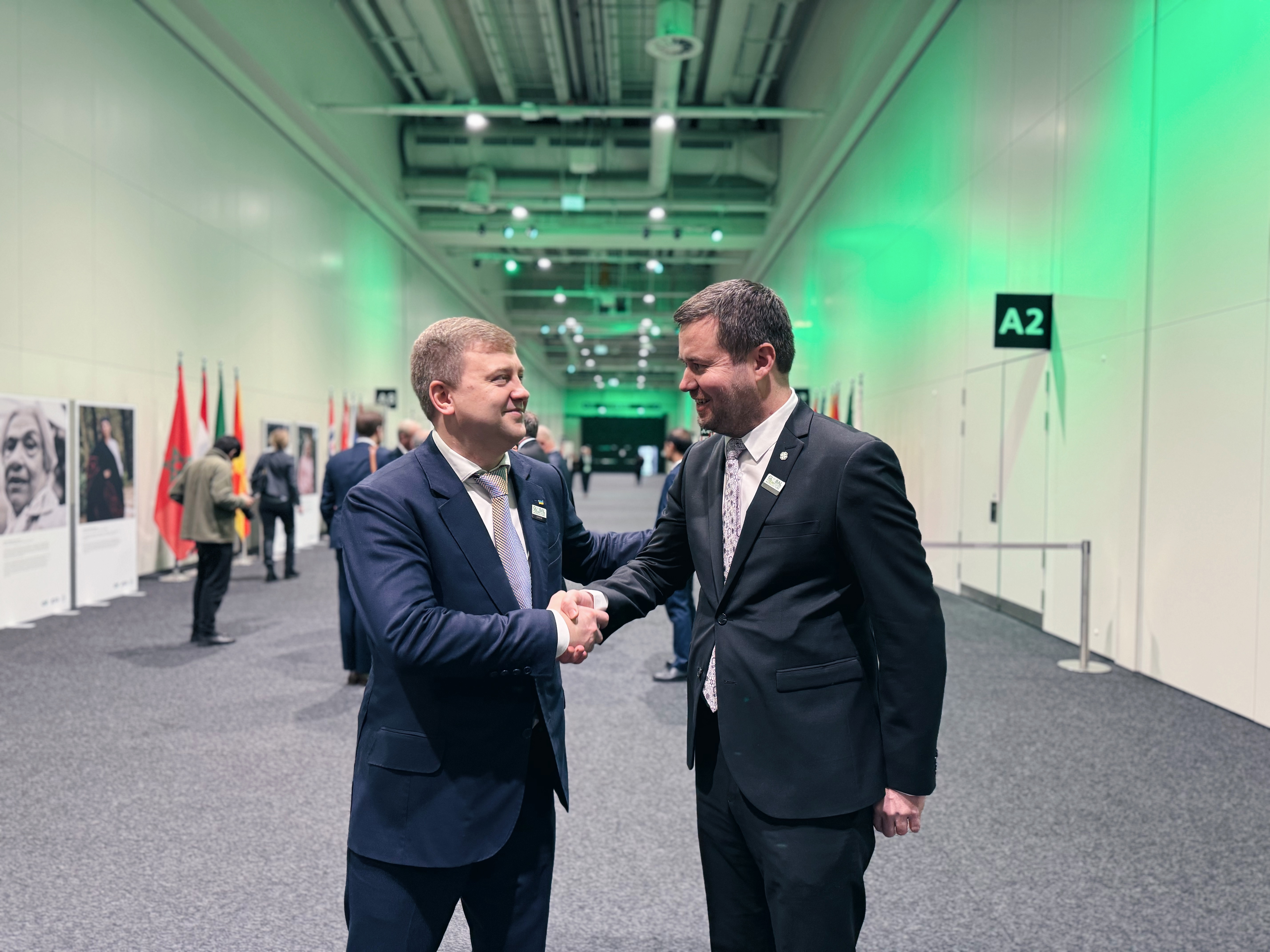 Landbruks- og matminister Geir Pollestad sammen med Ukrainas minister for landbrukspolitikk og mat Vitalij Koval under ministermøte i Berlin.