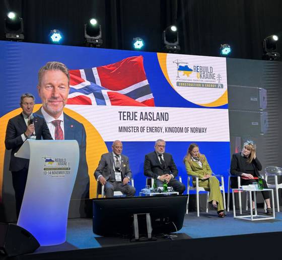 Energiminister Terje Aasland på talerstolen under åpningen av høynivådelen på Rebuild Ukraine