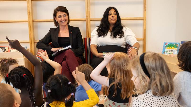 Kunnskapsministeren og Kulturministeren leser barnebøker i barnehage