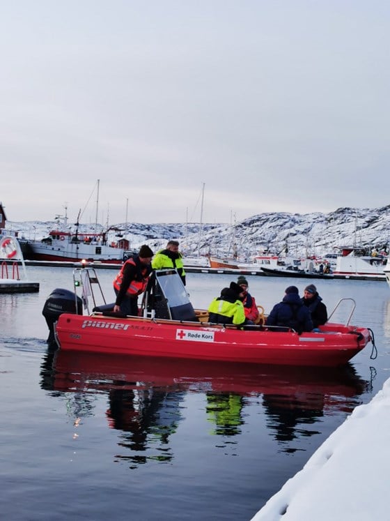 Fiskeri- og havminister Bjørnar Skjæran møtte Nordland Røde kors for å snakke om ulykker til sjøs. Foto: NFD/Røde Kors