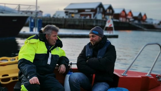 Fiskeri- og havminister Bjørnar Skjæran møtte Nordland Røde kors for å snakke om ulykker til sjøs. Foto: NFD/Røde Kors