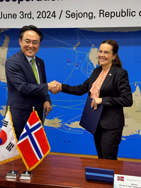 Fiskeri- og havminister Marianne Sivertsen Næss og Sør-Koreas fiskeri- og havminister, Do-Hyung Kang.
