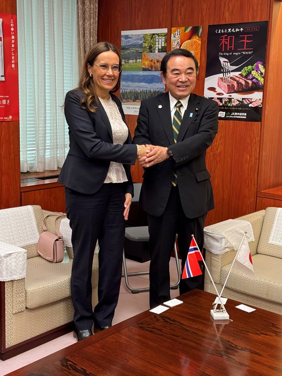 Fiskeri- og havminister Marianne Sivertsen Næss og minister for skog, jordbruk og fiskeri i Japan, Sakamoto Tetsushi.