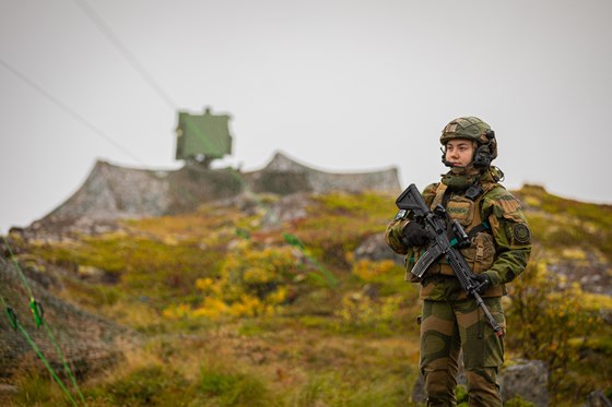 Illustrasjonsbilete frå Andøya med vaktsoldat som passar på militær aktivitet.