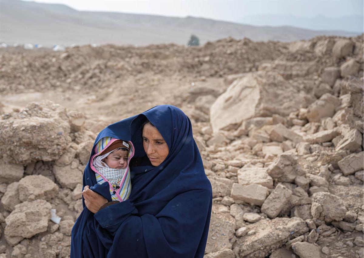 Nabija og hennes første barn, hun fødte få dager etter et jordskjelvet i Herat provinsen i det vestlige Afghanistan.