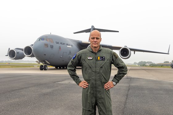 Øivind Gunnerud stående foran foran en Boeing C-17 Globemaster III på Rygge flystasjon.