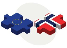 2 puslespillbrikker med EU-flagget og det norske flagget