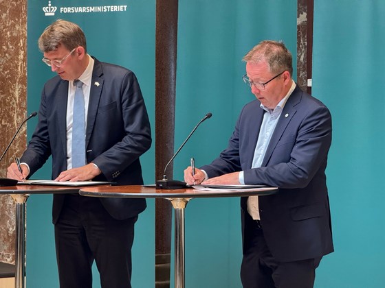 Troels Lund Poulsen og Bjørn Arild Gram signerer intensjonsavtalen om tettere forsvarssamarbeid.