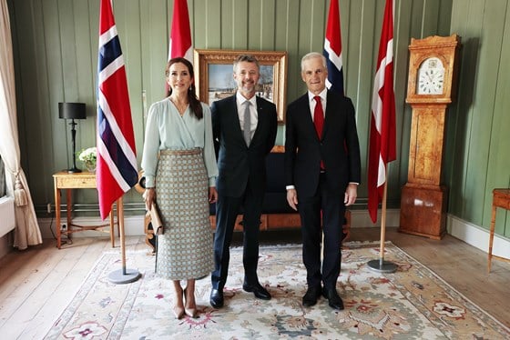 Statsminister Jonas Gahr Støre møter Danmarks kongepar i Forsvarssjefens residens på Akershus festning.  