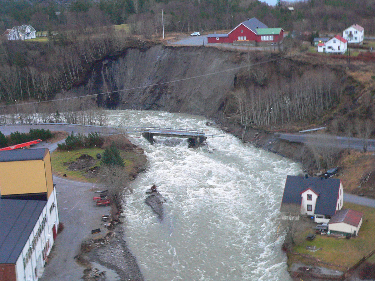Figur 2.6 Flaum i 2006 førte til kraftig erosjon. Frå Lauvsnes i Flatanger kommune. 