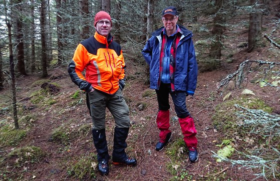 Vegplanlegger Steinar O. Pedersen og medhjelper Halvard Zahl-Hansen på feltarbeid i Troms