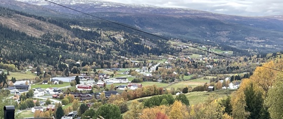 Dalen/ålen som utgjør Holtålen i Trøndelag. Ikke så bratte fjellsider.