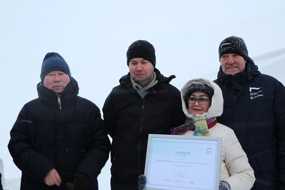Minister of Agriculture and Food Mr Pollestad presented certificates to representatives from Kazakhstan, the Kazakh Scientific Research Institute of Agriculture and Plant Growing. On the right, NordGen representative Åsmund Asdal. 