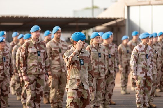 Bilete viser soldatar som deltok i ein fredsbevarande operasjon i Mali som står oppstilt. 