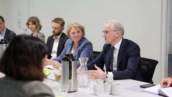 Statsminister Jonas Gahr Støre og utviklingsminister Anne Beathe Kristiansen Tvinnereim møtte tirsdag 30. april lederne for de seks største humanitære organisasjonene.