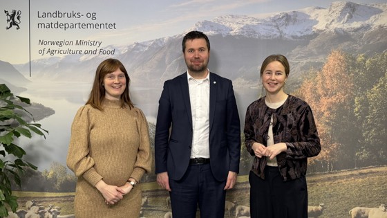 Landbruks- og matminister møtte leiar Anja Bakken Riise og fagansvarleg for berekraftig mat Ingrid Kleiva Møller i Framtiden i våre hender.