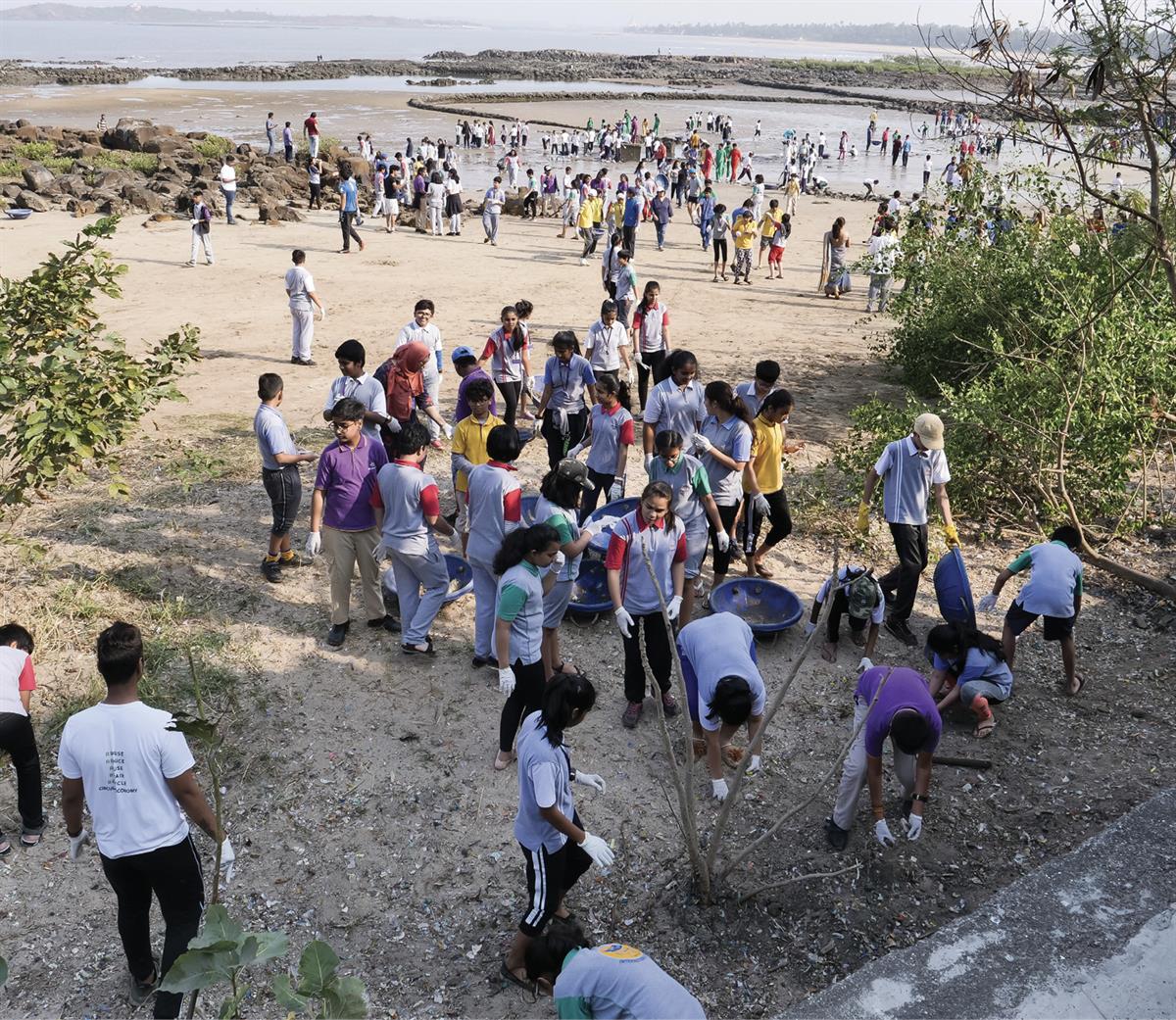 Foto av strandrydding i Mumbai under klima- og miljøminister Sveinung Rotevatns besøk i februar 2019. Foto: Snorre Tønset