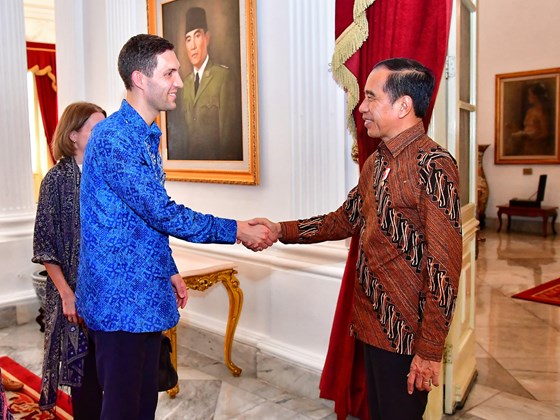 Andreas Bjelland Eriksen hilser på Indonesias president Jokowi i Jakarta