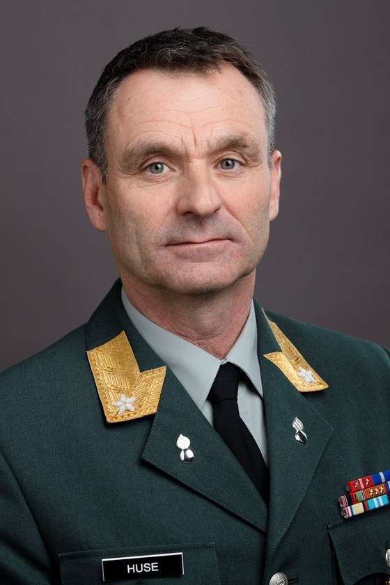 Brigader Lars Magnus Huse blei i dag utnemnt i statsråd til generalmajor i Hæren, og blir beordra til stillinga som leiar for Plan- og utviklingsavdelinga i Forsvarsstaben.