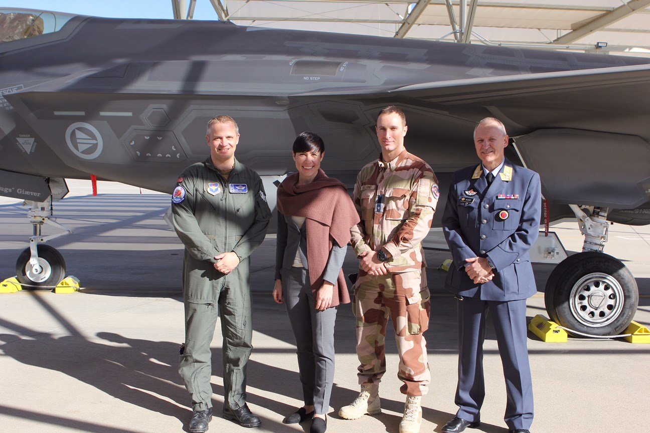 Forsvarsministeren med oberstløytnant Martin Tesli, norsk sjef og flyver, major Bjørn Tommy Eigeland, leder for de norske teknikerne på Luke og programdirektør i Kampflyprogrammet, generalmajor Morten Klever. 