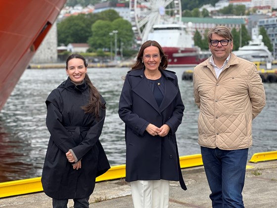 Bilde av prosjektleder i Maritime næring , fiskeri- og havminister Marianne Sivertsen Næss og daglig leder i Maritime Bergen