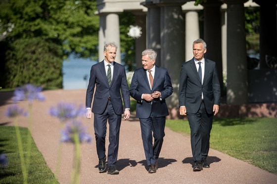 Statsminister Jonas Gahr Støre møter Finlands president Sauli Niinistö og Natos generalsekretær Jens Stoltenberg i Finland.