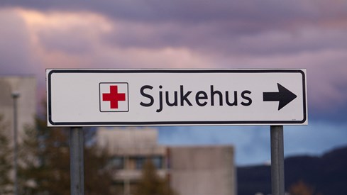 Bilde av et skilt det står sjukehus på